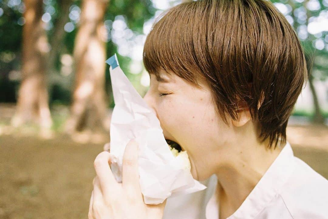 樺澤まどかさんのインスタグラム写真 - (樺澤まどかInstagram)「🍔. . 顎外れる  でもそれがいい  ポテトは細いのが好き🍟. . この写真て首から上 左側ほくろ多いなって 初めて知りました。 . .  全然話変わりますが  今週の金曜日(6/11)に. 吉本坂の公演に出ます！. . 劇場でみなさんに 会いたいです🤤💓. . 来たい！. もしくは オンライン配信観たい！. と思ってくれた方  メッセージくれたら チケットサイトのURL送ります🐥  宜しくお願い致します🐏💓. . #樺澤まどか #吉本坂46 #ショート #ショート女子 #ショートヘア #マッシュショート#マッシュ #ハンバーガー #ポテト #公園 #ピクニック #顎 #顎外し #美味い #夏 #夏服 #汗だく#散髪 #ほくろ」6月9日 12時19分 - kabasawa_madoka