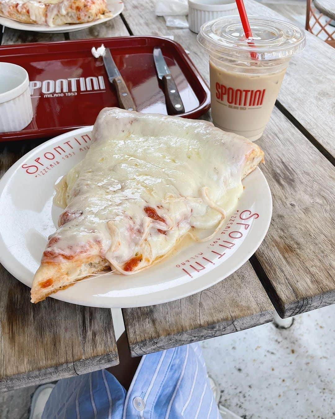 mina hinokuchiのインスタグラム：「. チーズたっぷりピザ🍕 生地は揚げたみたいにカリともちっとしてて、とっても美味しかったです✨  天気が良かったこの日はテラスで🥤 マルゲリータに更にチーズたっぷりの“Wモッツァレラチーズ“を注文しました♡  #mina_ゴハンキロク  #スポンティーニ #spontini #原宿ランチ #原宿カフェ」