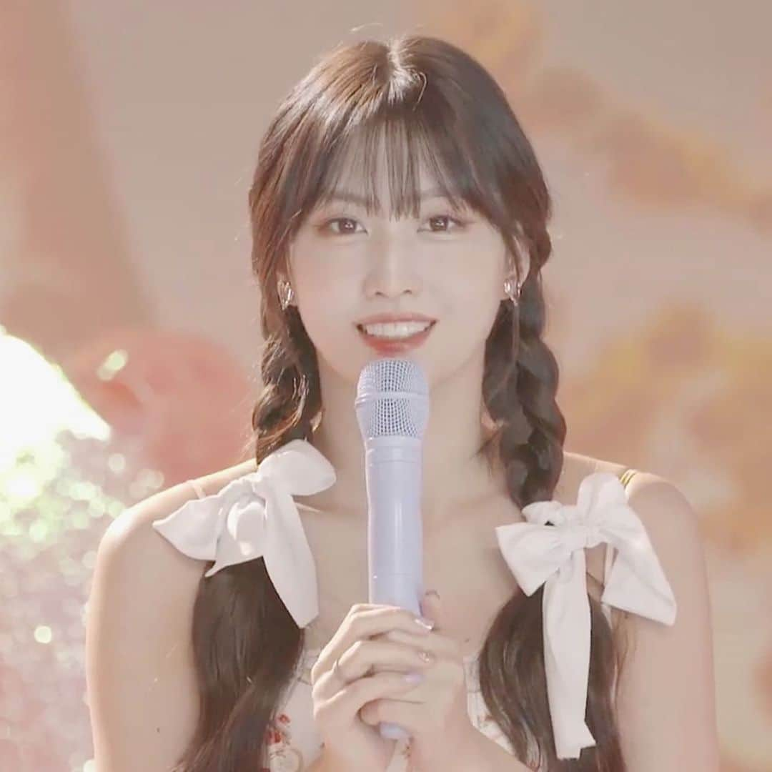 モモさんのインスタグラム写真 - (モモInstagram)「♡ [Update] 210609 - Taste Of Love Comeback Premier Live 💜 -  this look 🥺🥰 #MOMO #트와이스 #모모 #平井もも #もも #TWICE © momojype」6月9日 12時57分 - momojype