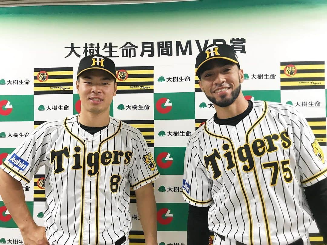 阪神タイガースさんのインスタグラム写真 - (阪神タイガースInstagram)「NPBより最も活躍した投手、打者に贈られる5月度の「大樹生命月間MVP賞」が発表され、セ・リーグ投手部門にスアレス投手、セ・リーグ打者部門に佐藤輝選手が受賞しました✨ おめでとうございます！！ #ロベルトスアレス 選手 #投手 #佐藤輝明 選手 #打者 #大樹生命月間mvp賞  #阪神タイガース #挑超頂」6月9日 13時03分 - hanshintigers_official