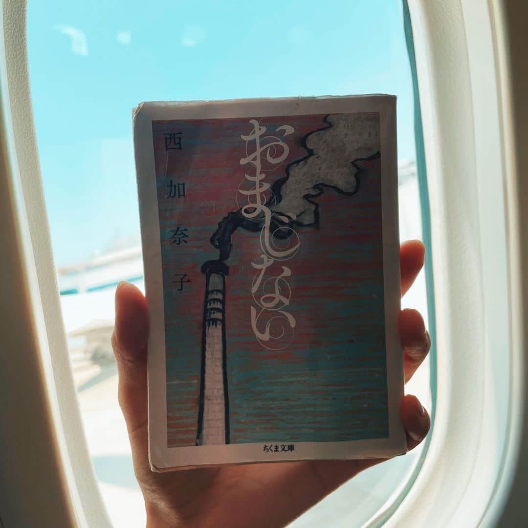 わちみなみのインスタグラム：「西加奈子さんの本が好き。﻿ ﻿ 今回は、﻿ “燃やす”が印象的！﻿ ﻿ 登場人物が﻿ 私のなかにもあるもつれを﻿ ほどいてくれるような﻿ おまじないの本になりました☺︎﻿ ﻿ 作品の中に、チェーホフが登場したから﻿ 久々に読み直してみようかな。﻿ とか出会いもたくさん😊﻿ ﻿ #おまじない﻿ #読んだ本　#本﻿ #西加奈子　さん　#読書　﻿ ﻿ ﻿ 8月31日﻿ 2nd写真集発売決定﻿ Amazonで予約受付中です☺︎﻿ ﻿」