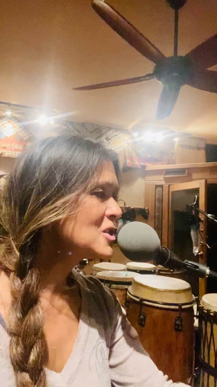 ニア・ピープルズのインスタグラム：「starting to sing again... beginning with my moms 80th... poor gal😜」