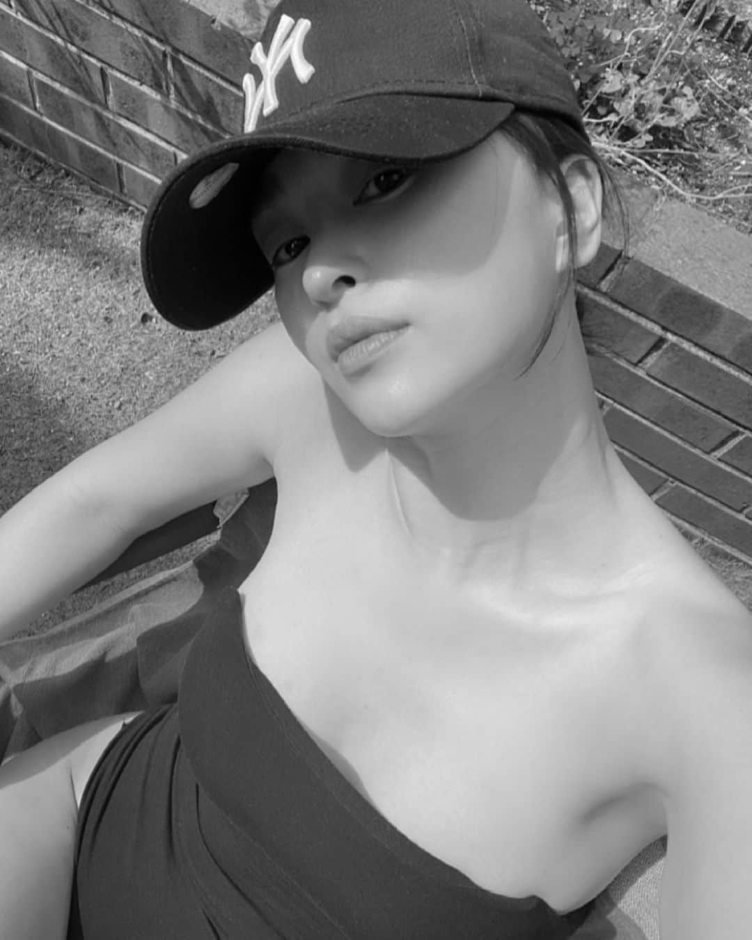 平大路えみのインスタグラム：「ひなたぼっこしたいなぁ♡  先日、大きめものもらいになったのがしこりになっちゃったから眼科で切ってとってもらうの、 いま待ってるところ。  昨日のドレスは　@demyleejapan のだよ♡ チークとリップはCHANELで、リップは透明のリップクリームなんだ。  トレーニングは、家で気が向いたら気になるところに効く運動をするくらい。 もっとハードなのを毎日できる人ってすごいなぁ。  ストレッチは毎日しているよ🐢  ちなみにこの写真の時のは、水着じゃなくて中に着てたキャミのボディースーツで、ストラップ焼けしたくなかったから、内側に入れた☺️  メッセージにいただく質問はなかなか返せてなくてごめんね！」