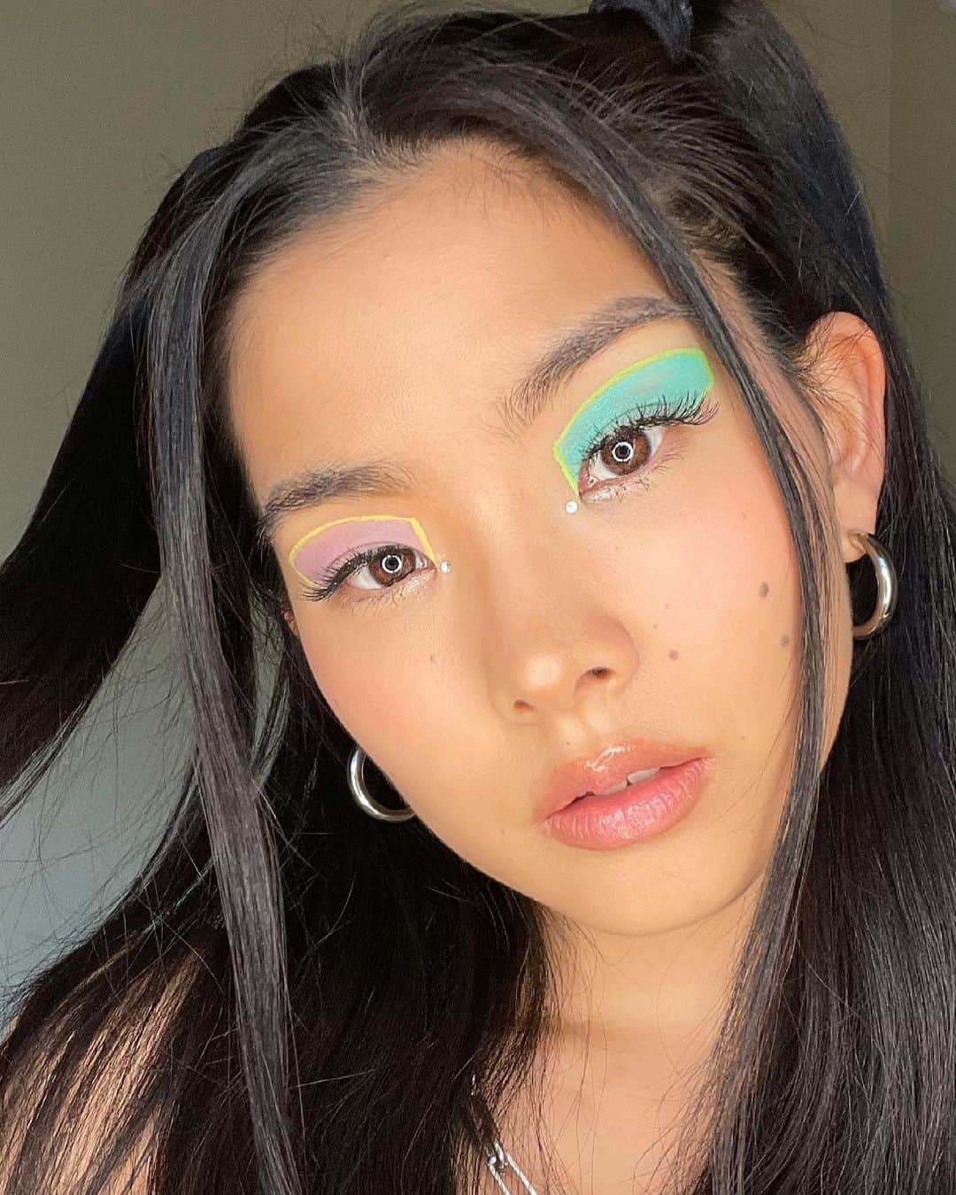 あゆみテレサのインスタグラム：「new YouTube video is now live @aboutfacebeauty 💖🌈✨新動画はもうチェックしたー？」