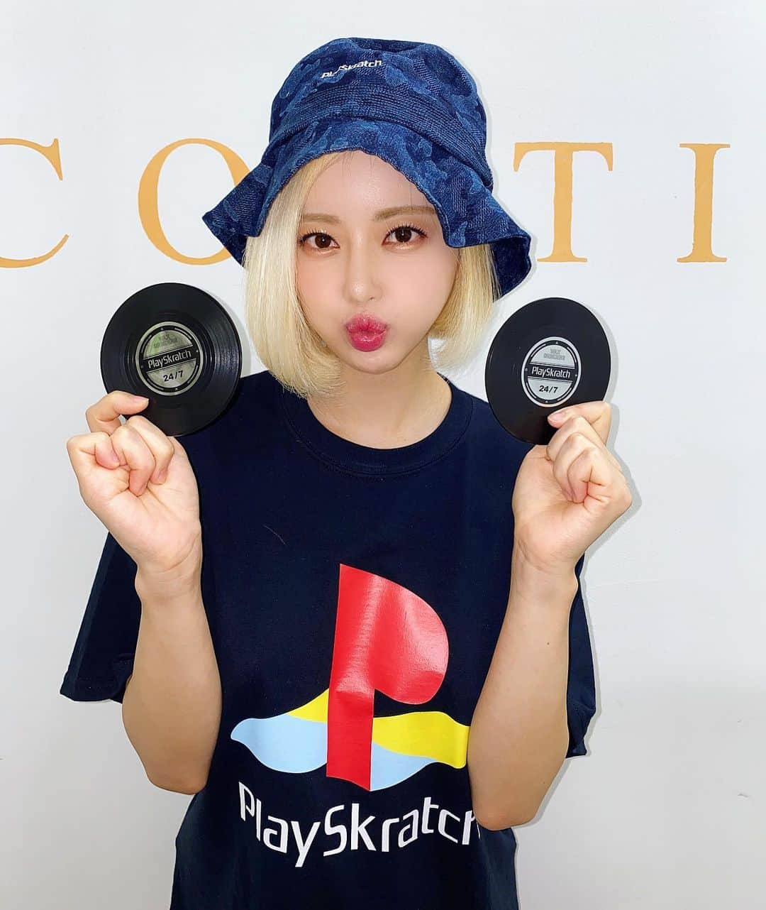 Dj Sodaのインスタグラム：「내가 좋아하는 도넛 엘피판!!🍩🍩 #PlaySkratch @waxgrinders ❤️💛💙」
