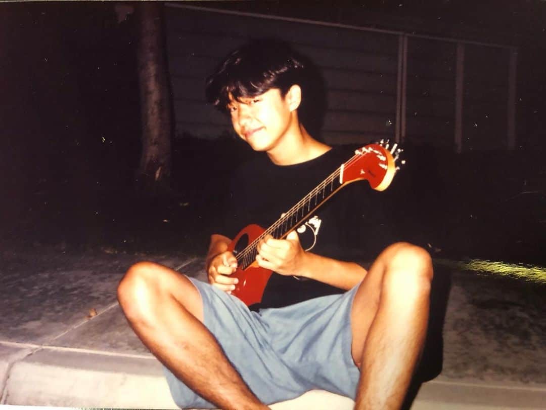 和田唱のインスタグラム：「6月9日、ロックの日ってことで。改めてロックに、そしてギターに感謝！！m(_ _)m 出会ったことで一体どれだけ楽しい思いをさせてくれただろう！夢を叶えてくれただろう！！というわけで、初期衝動ハンパない時代の写真を。1992年。（どこだろ？？）夏ですね。17歳になる歳ではありますが、まだ16歳です。TシャツがSTUSSYですね。めっちゃ流行ってました当時。  #和田唱  #1992年  #stussy  #zo3  #ロックの日  #もう過ぎてるけど」
