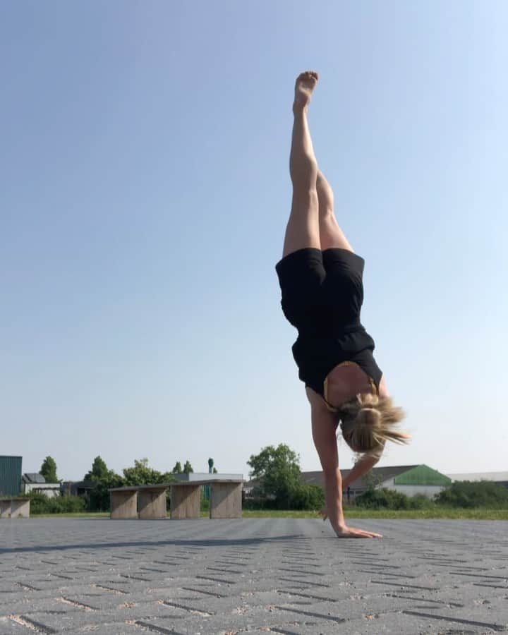 セリーヌ・バン・ガーナーのインスタグラム：「Adding new stuff to the vocabulary. 🔊 for the support . . #handstand #handstandpractice #acrobatics」