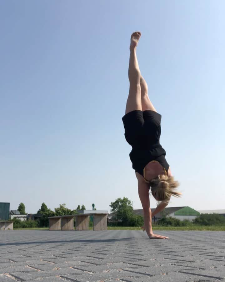 のインスタグラム：「Adding new stuff to the vocabulary. 🔊 for the support . . #handstand #handstandpractice #acrobatics」