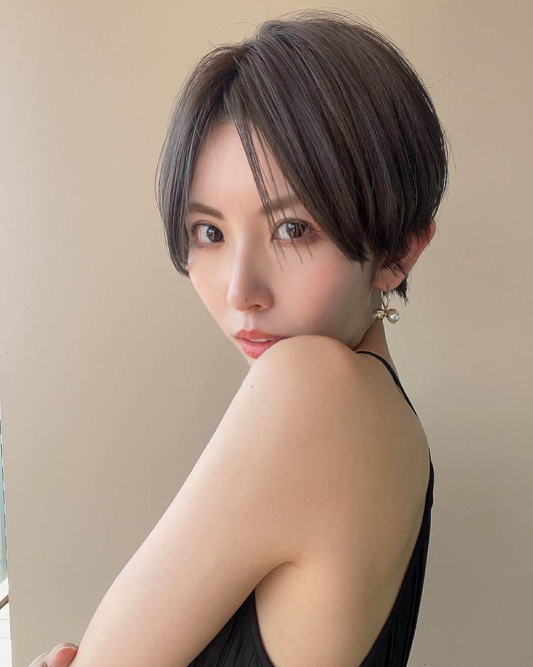 菊池瑠々のインスタグラム：「人生初のベリーショートになりました❤️✂️  去年からショートだけど、ここまで短いベリーショートは初めて🥺 めっちゃ楽ですw カットもカラーも本当にいい感じ💕  @eno_hair  ショートはずっと榎本さんにお願いしてて、いつもお任せがやりたいイメージの写真を見せて本当にざっくりした説明なのに、私に合う感じにしてくれる✨ いつもありがとうございます💕  ベリーショート、どうかな🥺⁇  #ベリーショート#ベリーショート女子  #ショートヘア#ショートカット#グレージュ #ママ#3児ママ#3人育児#姉妹ママ#年子育児  #イメチェン#男の子ママ#女の子ママ #菊池瑠々」