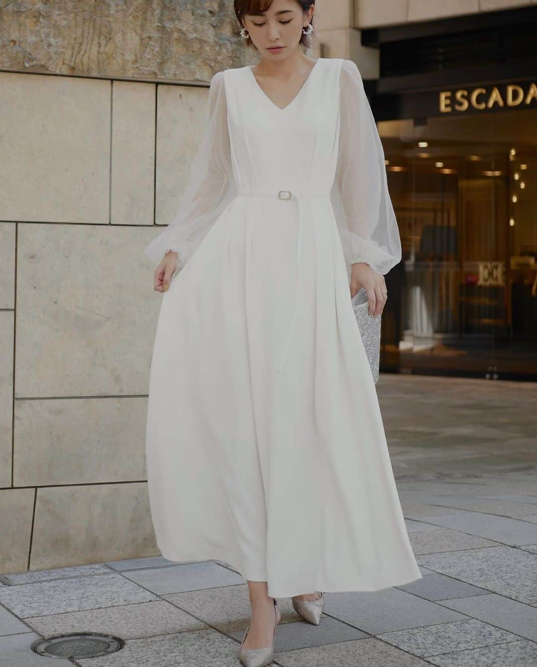 宮本沙恵のインスタグラム：「新婦さんの結婚式二次会衣装、ディナー、ホワイトコーデにもオススメなドレス🕊 . 袖チュールだから夏でも暑くないです🤍」