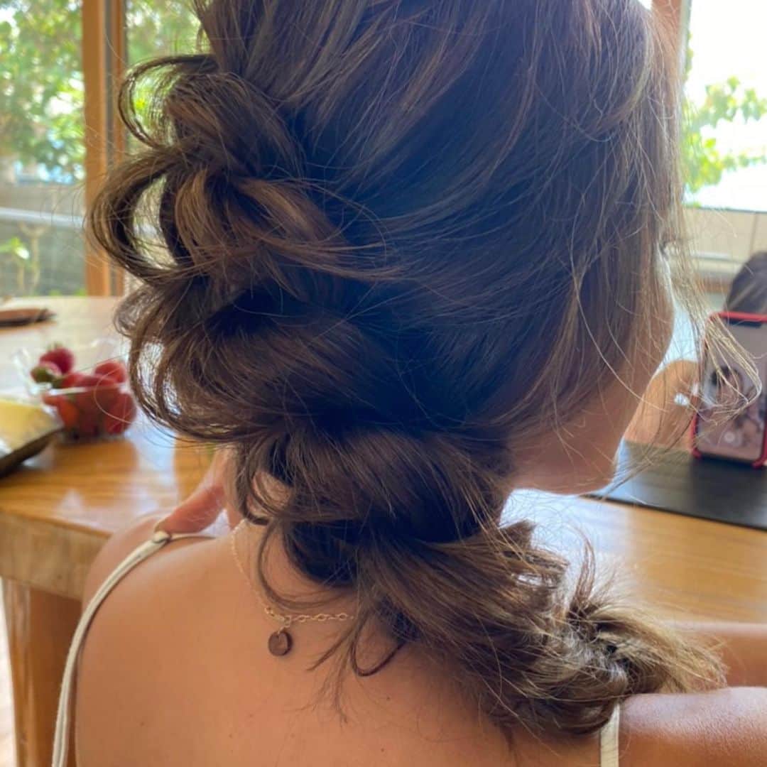Mieのインスタグラム：「撮影でこんなに可愛いヘアスタイルにしてもらっちゃったよ😆💙🙏  わたしが愛してやまないヘアメイクの @mayu.foglieverdi.llc 💜 なんて幸せなんだっ😝🌺 ヘアスタイルを変えるだけで、心機一転！！！ 清々しい気持ち。なんてわたし単純なんだ🙌 しかも今日はニューネイルに💅（ストーリーに載せたよん）  最近はさ おうちにいる時間が多くてパジャマやノーメークで身だしなみダラダラしてたけど。。。気持ちを切り替えて自分でいろいろアレンジしたり、時々巻き方変えてもありだよな、、、と🤔 ここまではさすがに出来ないけど、 明日から巻き方変えて使ってるヘアオイルもそろそろなくなってきたから新調しよっかな💓」