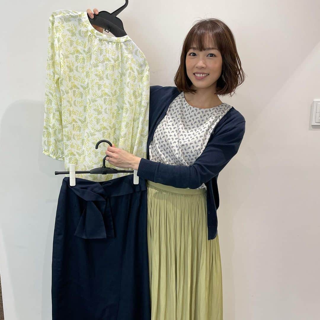 高橋春花のインスタグラム：「とある日。 私服と衣装の色味、雰囲気が そっくりでした！！ このシンクロは不思議と あるあるなんです😆 #私服　が右 #衣装　が左 #高橋春花#HTB #アナウンサー」