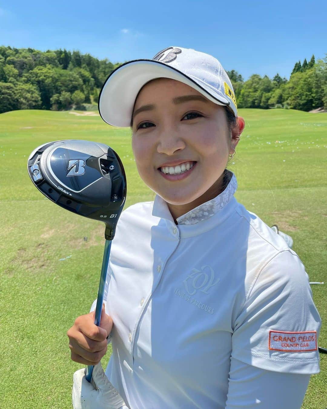 高木優奈さんのインスタグラム写真 - (高木優奈Instagram)「今週は BRIDGESTONEのNEWドライバー21Bを 試打させていただきました！ 新しいドライバーを私用に組んでもらって 発売前に打たせてもらう… プロしかできない贅沢な事。 とっても嬉しい！ありがとうございます😚 しかも打ったらめちゃくちゃ良い球…🙄 即投入したいところですが まだ試合では使えないそうです…😓 また、試合で使えるようになったらお知らせします♪ ヘッドも種類があるのでまた詳しくは発売前に🙆‍♀️ めちゃくちゃ良いのでお楽しみに😍 BRIDGESTONEの皆さん 暑い中たくさんわがまま聞いてもらって 良いドライバーを作っていただいて ありがとうございます😊  今週は四日間。暑いけど結果で恩返しだ！ 頑張ります！！！  #ブリヂストン #ブリヂストンゴルフ #ブリヂストンスポーツ #今秋発売 #ぶっ飛B #選べるB　　 #髙木優奈」6月9日 17時15分 - yun.g__156cm