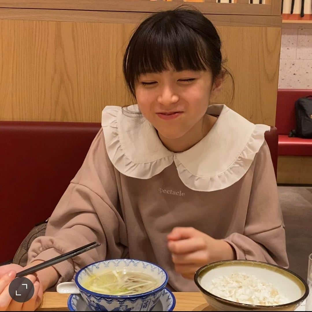 大里菜桜さんのインスタグラム写真 - (大里菜桜Instagram)「人は食べる時こんな幸せそうな顔になるのだぁ🤣って、変な写真から始まって何事？と思っちゃったよね😅この写真は全く関係ないんだけど、、、 実は今日は私の友人のこと紹介させてください🧡‼️ 私と同じ香川県出身のお友達がこの度起業されました🎊🙌おめでとう🎉年は1つ上で今中学3年生です。中学生で起業家なんて凄すぎるよ😳💕頭も良くて優しくて他にも優れた才能をたくさん持っていて努力家でいっぱいいっぱい尊敬するところがある大好きな友人です‼️ Happiness projectという名前なんだけど、食べ物のアレルギーを持った人もお店に入って安心して注文してご飯が食べられるようにしたいっていう取り組み。みんながhappyになれるように活動するってこと👍菜桜は食べ物のアレルギーは無いんだけど、この取り組みは、とっても素敵だなと思ったのでPRする事で少しでもお手伝い出来たらと思いました。 取り組みを理解して協力してくれるお店さんを探してステッカーを貼ってもらったりするみたいなので、もしこの活動に協力するよというお店をご存知な方はお知らせしてあげて欲しいです。クラウドファンディングもはじまりましたよん✌️Happiness projectのタグもつけておくのでどんな活動か見て欲しいです🙋‍♀️ まこちゃん起業家なんてカッコいいよ！大変なことたくさんあるかもしれないけど菜桜にもできる事あったらいつでも言ってね。FIGHT💪  #happiness project#食べ物アレルギー ＃アレルギー#ステッカー#みんなが笑顔#幸せ作る人#起業家#応援します#友達#かっこいい #大好き#大里菜桜」6月9日 17時18分 - naooosato