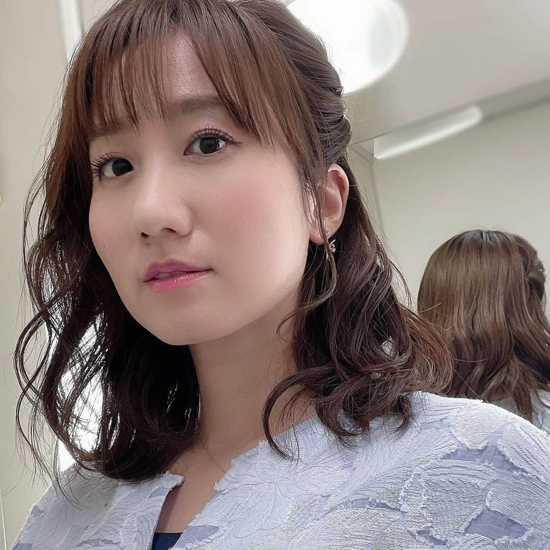 吉井明子さんのインスタグラム写真 - (吉井明子Instagram)「真夏にワープしちゃったのかな？ と思うような暑さでした💦  九州各地で最高気温が35度以上、ことし全国初の猛暑日に🔥東京都心も連日の真夏日…梅雨もまだ来ていないのに、この暑さ😵‍💫→こんな絵文字あったのですね！  昨夜は、紫陽花カラーの淡い水色のワンピース✨素材も少しでも涼しげに☺️髪はふわふわで、耳よこのちゅるっとした後れ毛を撮りたくて、上から目線になりました😂ごめんなさい😂  暑さ、いつまで続くの？などなど、今夜もぜひ放送ご覧ください☺️🌈  （ストーリーズにあげた みっしょんは 楽しく終えました〜😆）  #暑い日 #今年初 #猛暑日 #真夏日 #気象予報士 #気象キャスター #weatherforecaster #기상캐스터　#吉井明子 #6月9日 #zerooclock #シンデレラタイムのお天気 #きょう一番早い天気予報 #nhk #bs1 #bs4k #ワンピースコーデ」6月9日 17時43分 - akiko_yoshii_sunny_rain