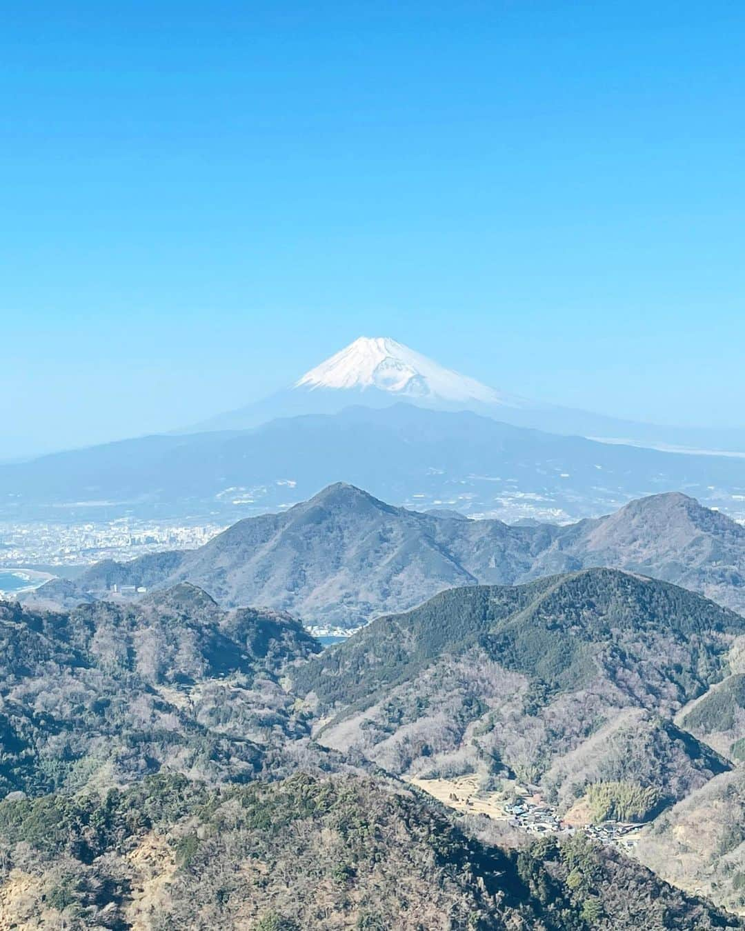 エリーローズさんのインスタグラム写真 - (エリーローズInstagram)「A little day trip to Hakone on the way back  from Izu.  伊豆のあとに箱根をふらっと寄り道。 ゆるりと芦ノ湖の公園をお散歩。 湖と山の風景と富士山の絶景に癒され、ふぁ〜っと肩の力がほどける贅沢な時間でした〜」6月9日 17時54分 - ellirose