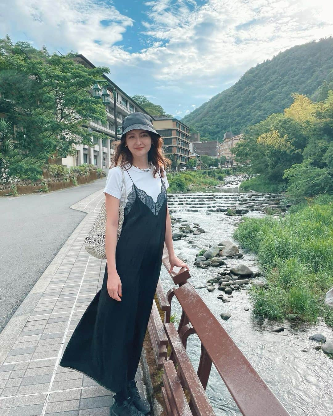 エリーローズさんのインスタグラム写真 - (エリーローズInstagram)「A little day trip to Hakone on the way back  from Izu.  伊豆のあとに箱根をふらっと寄り道。 ゆるりと芦ノ湖の公園をお散歩。 湖と山の風景と富士山の絶景に癒され、ふぁ〜っと肩の力がほどける贅沢な時間でした〜」6月9日 17時54分 - ellirose