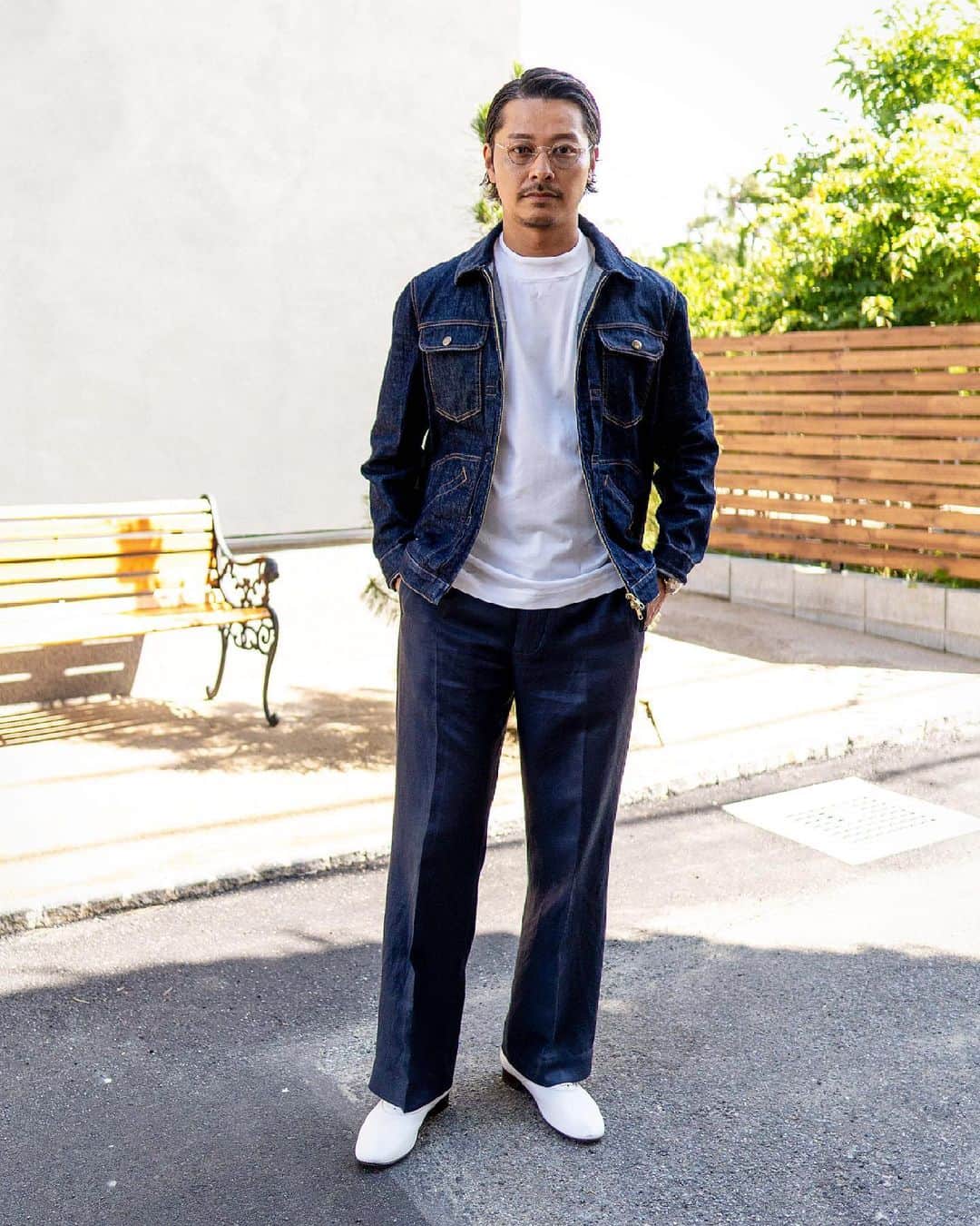 高田朋佳さんのインスタグラム写真 - (高田朋佳Instagram)「@ychai_official の”RIDER”  神藤さん @kotaroshindo_off から何か一緒に物づくりをしようとお声掛け頂き、こちらのスペシャルなデニムジャケットを作成致しました。 ティアモさん @yusuke_tiamo_fukushima も参加して初めての3人での企画。歴史的な名作ジャケットをベースにしながらも、現代的なかなり色気のあるデニムジャケットに仕上がったと思います。 販売開始に合わせて色々企画を練っておりますのでご期待下さい。 神藤さん、素晴らしい企画に参加させて頂いてありがとうございます。 ティアモさんとの物づくりは @berwich_pants の”salute”に続きこれが二回目、あのパンツとのコーディネートも楽しみたいですね。  >>>swipe left to see the details. ———————————————————————— #ychai #rider #ychairider #seacretdenimjacket  #authenticstyle  #dressstyle #elegantstyle #modernclassicstyle #newclassicstyle #fashion #mensfashion #mensdressstyle #suitsstyle #dapperstyle #takadachannel」6月9日 17時59分 - tomoyoshi_takada