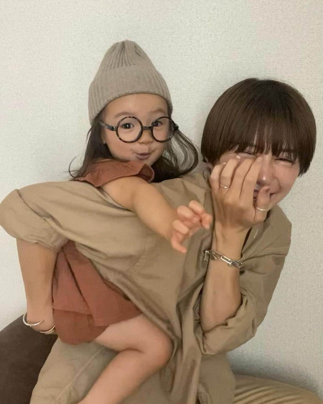 長谷川あやさんのインスタグラム写真 - (長谷川あやInstagram)「👓👓👓#fashion#ootd#2歳#2歳0ヶ月#赤ちゃんのいる生活#新米ママ#女の子ママ#小夏のいる生活#親子コーデ ・ ・ ・ めーっっちゃ伸びた髪の毛👧← 七五三まで伸ばしたいパパと ボブにしたいママの戦いは続く🙄💭 ・ 今更ニット帽にハマったらしく 最近娘が自分で選んで持ってくる コーデが生意気なんだよな〜！笑 （眼鏡ブームは続行中🥸） 👧👗 @lulun.shop  ・」6月9日 18時01分 - ayasuke_0516