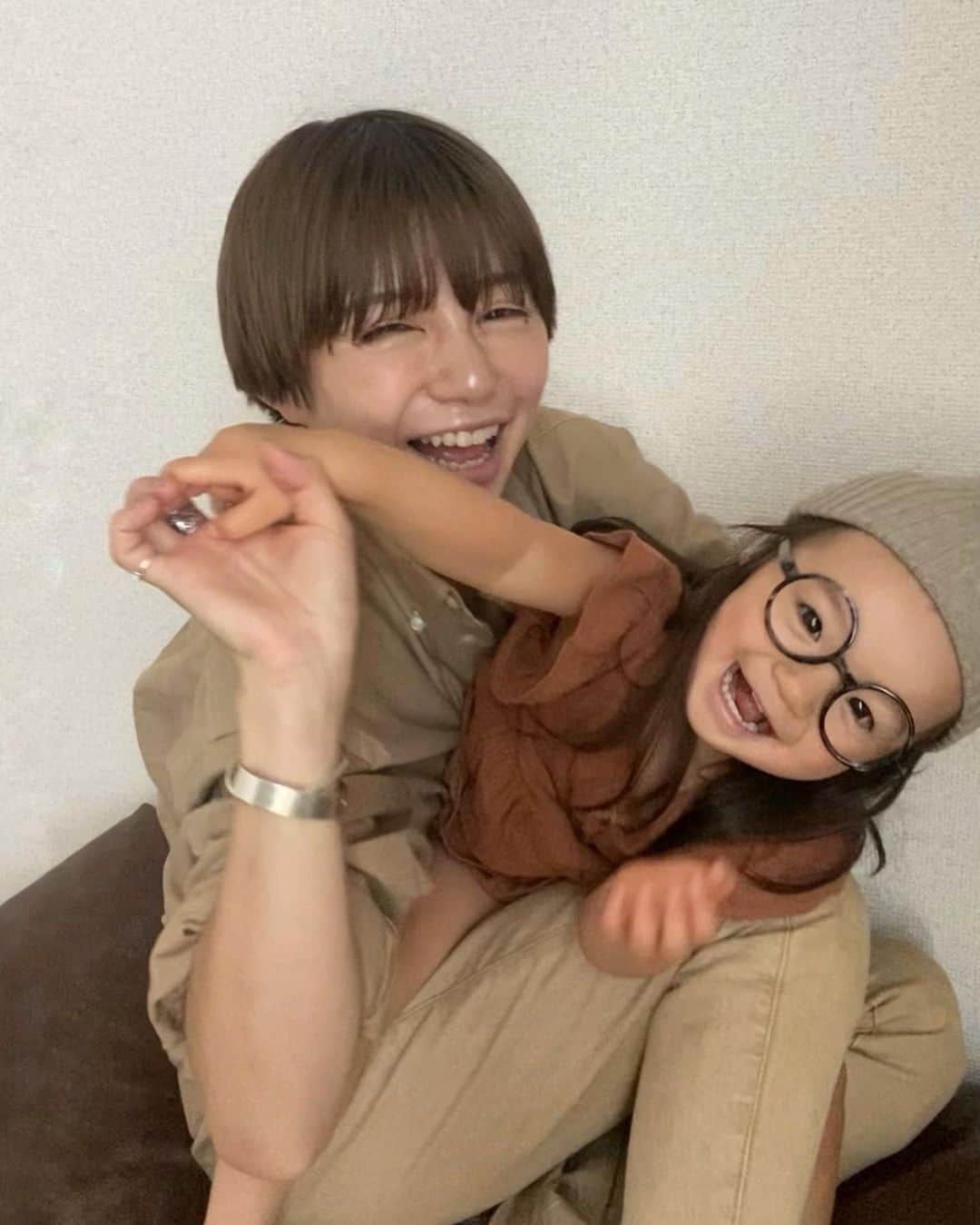 長谷川あやのインスタグラム：「👓👓👓#fashion#ootd#2歳#2歳0ヶ月#赤ちゃんのいる生活#新米ママ#女の子ママ#小夏のいる生活#親子コーデ ・ ・ ・ めーっっちゃ伸びた髪の毛👧← 七五三まで伸ばしたいパパと ボブにしたいママの戦いは続く🙄💭 ・ 今更ニット帽にハマったらしく 最近娘が自分で選んで持ってくる コーデが生意気なんだよな〜！笑 （眼鏡ブームは続行中🥸） 👧👗 @lulun.shop  ・」