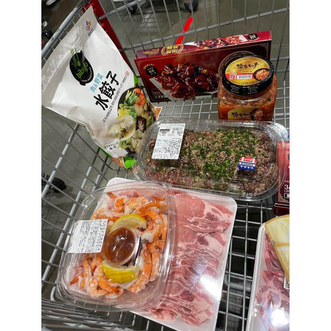 春輝さんのインスタグラム写真 - (春輝Instagram)「白2本キンキンに冷やしていただきたいと思います😎  パーティーするわけでもなく、ぜーんぶ自分用の食材👶🏻  コストコって財布の紐バカになる💸  #コストコ#Costco」6月9日 18時04分 - haruki_o427
