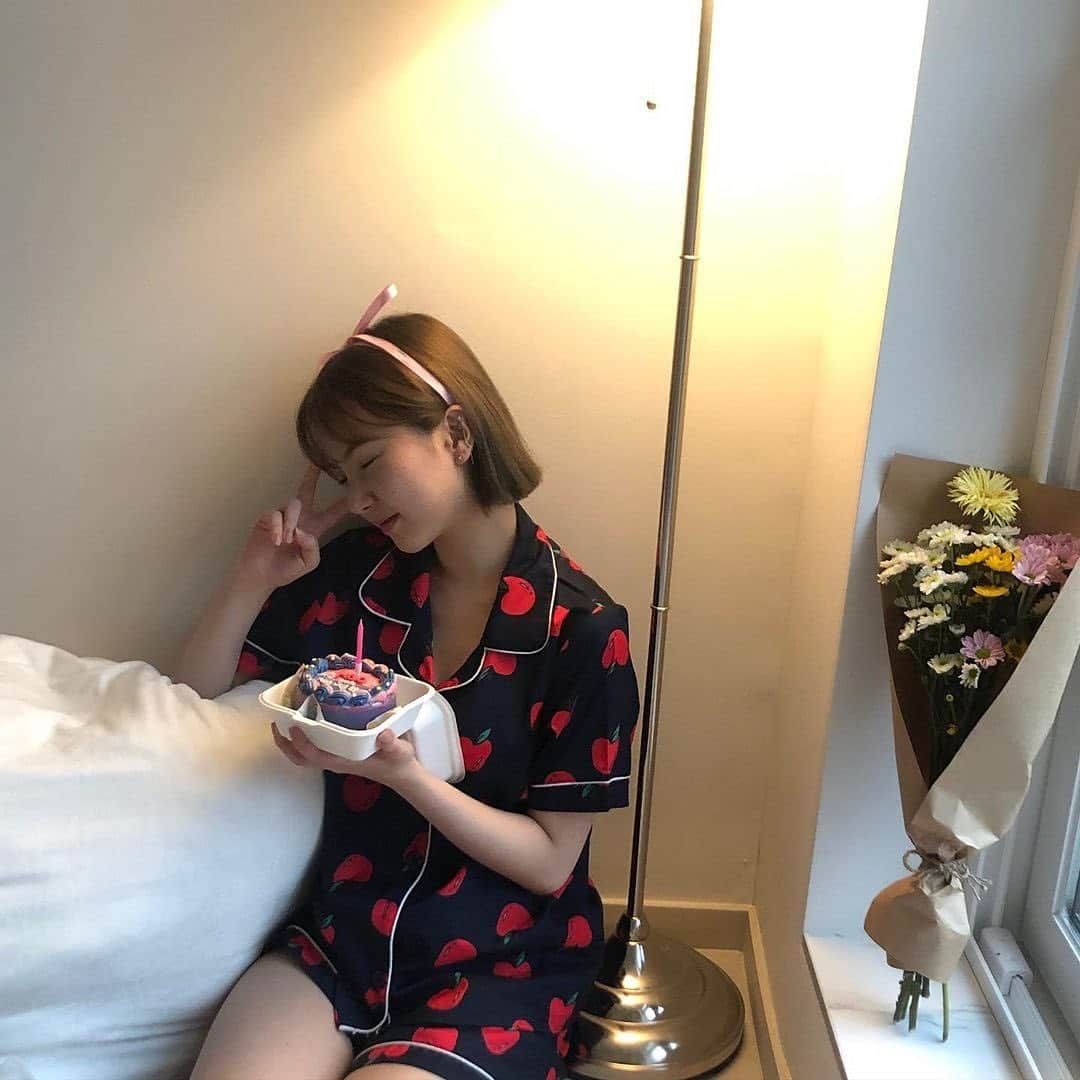 ウナのインスタグラム：「our birthday girl💜🤍💙🥳 –Nana」