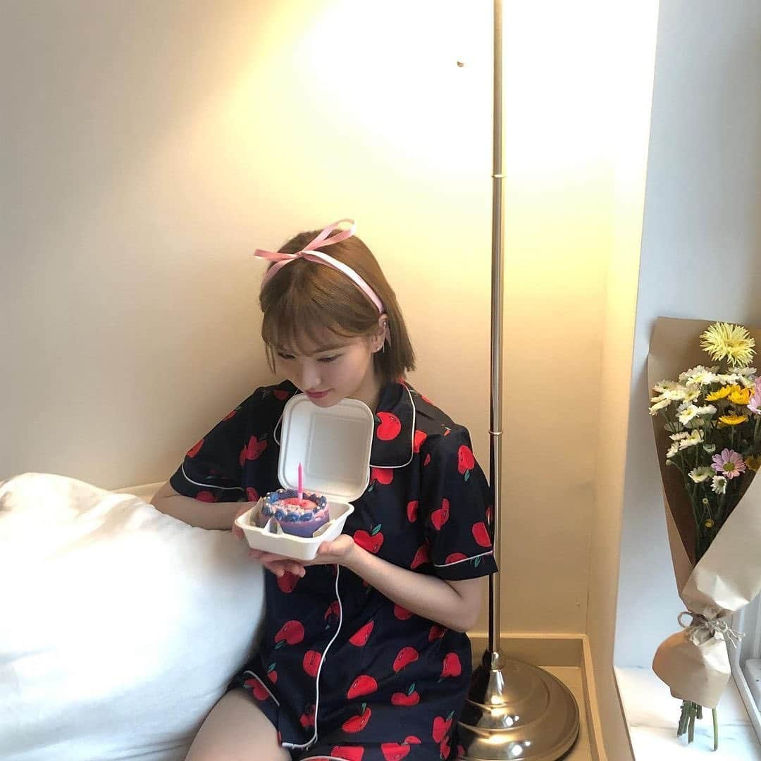 ウナさんのインスタグラム写真 - (ウナInstagram)「our birthday girl💜🤍💙🥳 –Nana」6月9日 18時08分 - jung.eunha