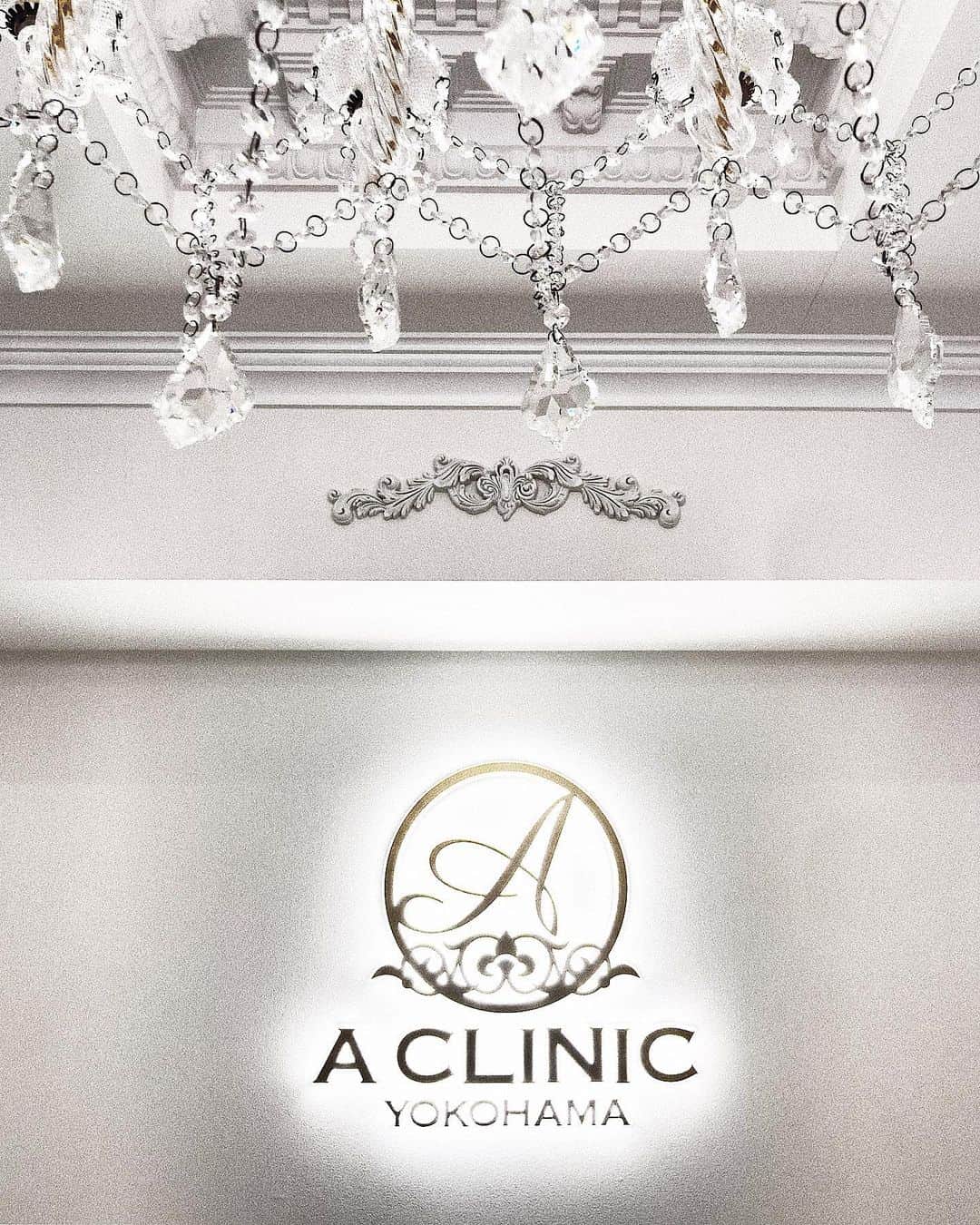 瀬戸晴加のインスタグラム：「昨日は帰国してからずっと行きたかったAクリニック横浜院 @aclinic_yokohama  へ…😭❤️ 私のムック本でも紹介させて頂いた行きつけの美容クリニックで、今回も美容ケアを沢山して頂きました✨✨ 今回のメニューは溶ける糸を使ったリフトアップ施術の #Aスレッド と、肌の内側に美容成分を注入できる #水光注射 、脂肪細胞を減らすことができるライト #ヴァンキッシュ を太ももに照射して頂きました！  Aクリニックはスタッフの皆様の暖かさやホスピタリティーが素晴らしく、先生もとっても親身に相談に乗って下さったりと院内の雰囲気が過去に行ったどこのクリニックよりも素敵。去年１年半何もケアを出来なかったのと30代にも入った事ですし美容医療にもサポートしてもらいながらこれからも美容ケアを楽しんで行きたいと思いますっ！  Aスレッドは一瞬で輪郭がシュッと引き上がるアンチエイジング施術なんですが、私は元々顎はシャープな方ではありますが口周りの緩みが少し気になっていたので効果テキメンでした😍 今回水光注射は内出血が少し出たので、ダウンタイム気になる方は後ほどアップするストーリーをご覧下さい。 今度Aスレッドと水光注射の経過お見せしたいと思います。 @aclinic_yokohama のスタッフの皆様、イケメンドクター柴田先生 @drtakashibata ありがとうございました😭❤️ 産休中の三井さんにも早くお会いしたいーー！！@a_clinic_ginza　@aclinic_yokohama　@drtakashibata  #aスレッド #水光注射 #フィロルガ #フィロルガ水光注射  #ヴァンキッシュ #ヴァンキッシュME #楽痩せ #部分痩せ #aclinic #aclinic銀座 #aclinic横浜 #aクリニック #美容 #小顔 #美肌 #リフトアップ #美容外科 #美容皮膚科 #美容クリニック#柴田貴志」