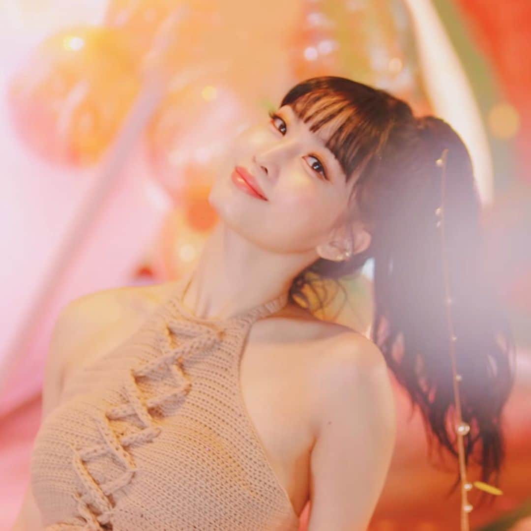 モモさんのインスタグラム写真 - (モモInstagram)「“Alcohol-Free” MV is out! 🥂  Link in bio 💜 -  #MOMO #트와이스 #모모 #平井もも #もも #TWICE © momojype」6月9日 18時23分 - momojype