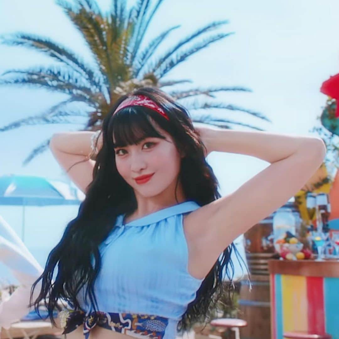 モモさんのインスタグラム写真 - (モモInstagram)「“Alcohol-Free” MV is out! 🥂  Link in bio 💜 -  #MOMO #트와이스 #모모 #平井もも #もも #TWICE © momojype」6月9日 18時23分 - momojype