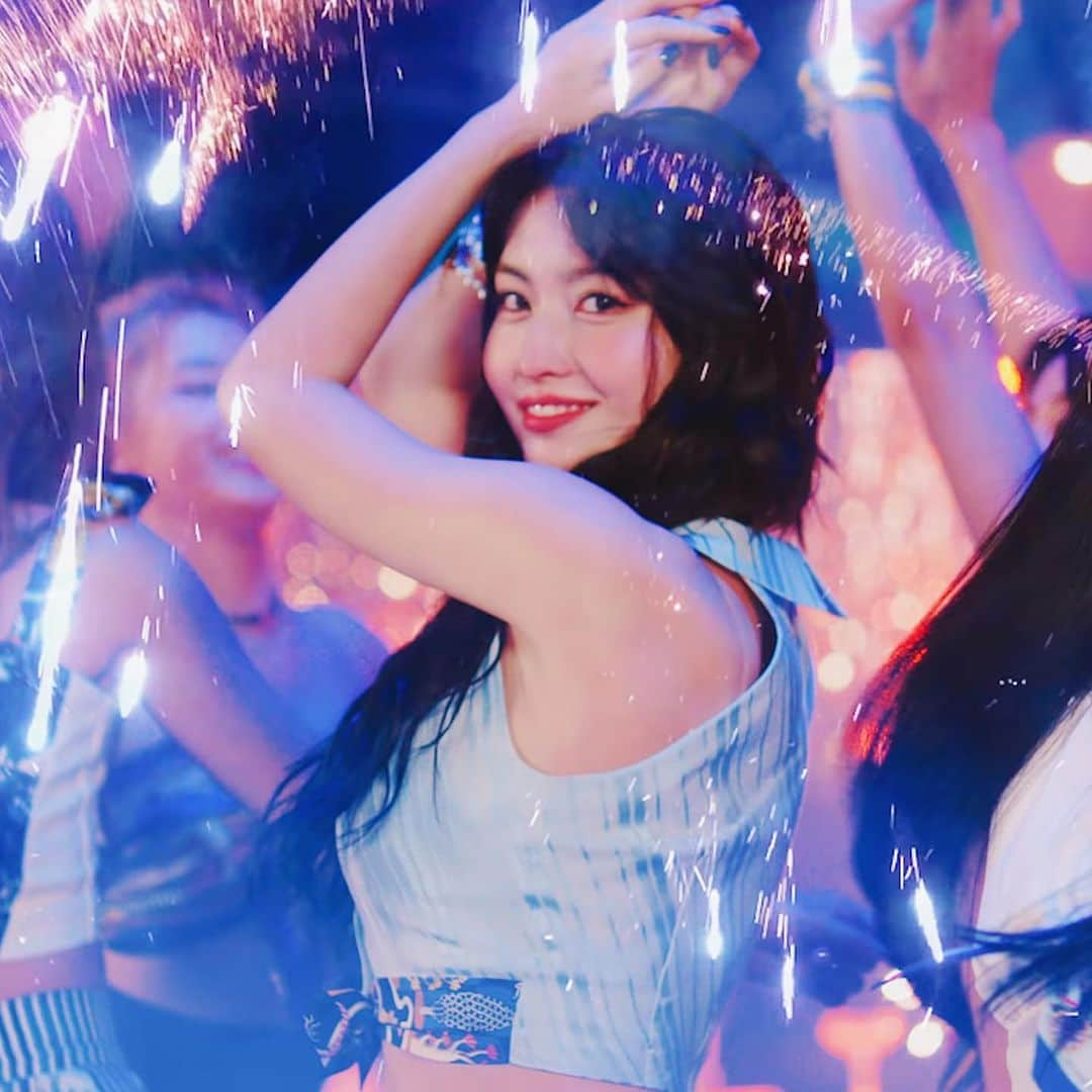 モモさんのインスタグラム写真 - (モモInstagram)「“Alcohol-Free” MV is out! 🥂  Link in bio 💜 -  #MOMO #트와이스 #모모 #平井もも #もも #TWICE © momojype」6月9日 18時23分 - momojype