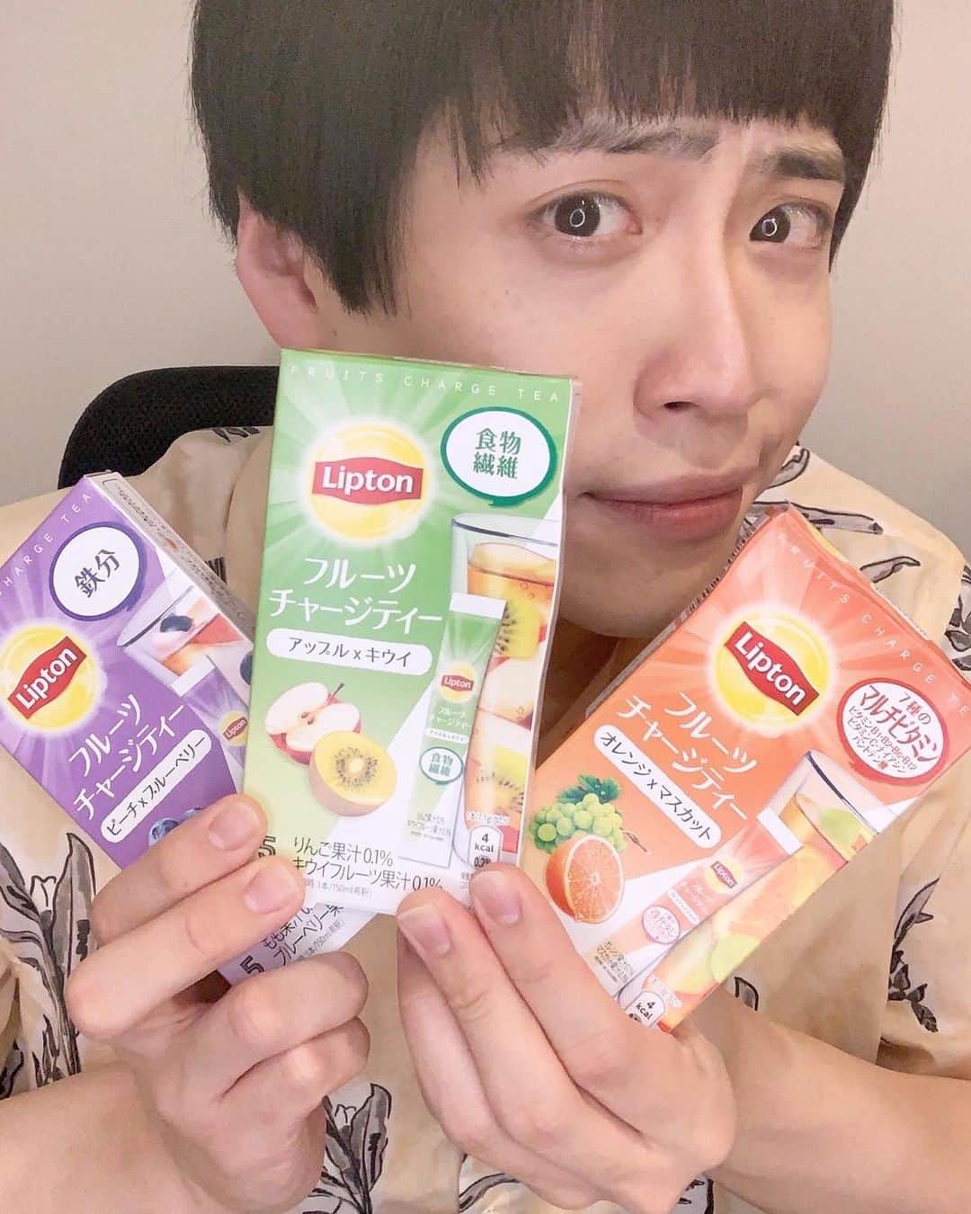 池田直人のインスタグラム：「【レインボー×リプトン】  #フルーツチャージティー　Instagram LIVE☕︎　明日開催！  リプトンとコラボして、"ちょっといいこと"をプラスした フルーツティーコントを生配信でお届け！  〜配信日時〜 6/10(木) 20:00～ Instagramリプトン公式アカウントより @lipton_japan  ※リマインダーを設定すると、前日と開始15分前にお知らせを受け取れます。 見逃し防止にぜひ活用ください。  #リプトン #Lipton #フルーツチャージティー #リプトンフルーツチャージティー #PR #あなたはどの池田？ #ピーチブルーベリーでクールな池田 #オレンジマスカットでプリティー池田 #アップルキウイでハッピーな池田」
