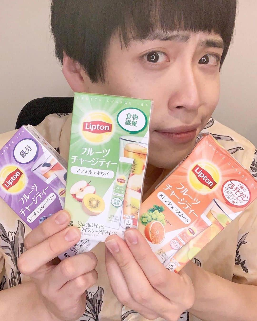 池田直人のインスタグラム：「【レインボー×リプトン】  #フルーツチャージティー　Instagram LIVE☕︎　明日開催！  リプトンとコラボして、"ちょっといいこと"をプラスした フルーツティーコントを生配信でお届け！  〜配信日時〜 6/10(木) 20:00～ Instagramリプトン公式アカウントより @lipton_japan  ※リマインダーを設定すると、前日と開始15分前にお知らせを受け取れます。 見逃し防止にぜひ活用ください。  #リプトン #Lipton #フルーツチャージティー #リプトンフルーツチャージティー #PR #あなたはどの池田？ #ピーチブルーベリーでクールな池田 #オレンジマスカットでプリティー池田 #アップルキウイでハッピーな池田」