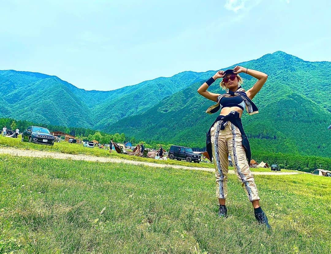 Candy のインスタグラム：「山に帰ります⛰⛰⛰  #大自然　#日本のどこか　#インスタ映え　#アディダス　#adidas #アディダスコーデ」