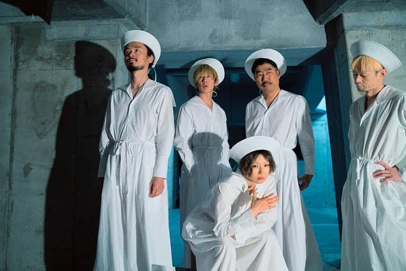 椎名林檎のインスタグラム：「2021年6月9日発売 初回生産限定盤 UPCH-29380／4,500円（税込） 特製ハードケース、CD アルバム『音楽』 （全13曲） ・写真帖『仕事中』 （40頁） ・マキシシングルCD 『赤の同盟』（全3曲）  通常盤 UPCH-20568／3,300円（税込） ・CDアルバム『音楽』（全13曲）  <CDアルバム『音楽』収録曲> 1. 孔雀 2. 毒味 3. 紫電 4. 命の帳 5. 黄金比 6. 青のＩＤ 7. 闇なる白 8. 赤の同盟 9. 銀河民 10. 獣の理 11. 緑酒 12. 薬漬 13. 一服  <初回生産限定盤バンドルCD・マキシシングル 『赤の同盟』 収録曲> 1. 赤の同盟 2. 名実共に 3. 玉座の罠  #東京事変 #音楽」