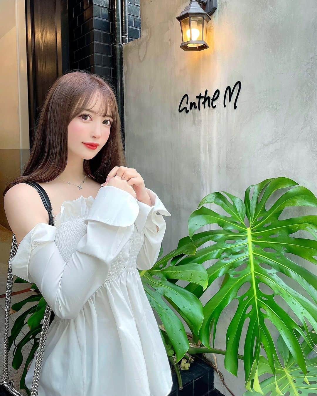 蘭子のインスタグラム：「こんにちは🌞- ̗̀ 𝕃 𝕆 𝕍 𝔼 ̖́- . 先日、【表参道Anthem】で２回目のカラー/シンデレラトリートメント/カットを受けてきました💓 また1トーン色を落としました✨✨ . ケラチンがたっぷり入るから、 髪が細い私はかなりシッカリした髪質に変わります✨ 太い髪質の人はまとまりやすくなるのかな？👀 . 本当、トリートメントによって仕上がりが全然違うからびっくり😳💓 . 担当してくださったのは【 @banhibika 】さんです❣️ . この投稿を見たことを伝えると、 伴スタイリストさんの施術が20%offになるそうなので言ってみてね🧸🎈💓 . . . .  #伴響佳 #antheM #アンセム #表参道美容室 #表参道ヘアサロン #表参道#ヘアアレンジ#ヘアサロン #美容院 #プリンセストリートメント#ヘアモデル#サロモ#サロモ撮影#写真好きな人と繋がりたい#写真で伝えたい私の世界#写真部#写真が好きな人と繋がりたい#カメラ女子#カメラ好きな人と繋がりたい#カメラのある生活#カメラ好き#カメラ部 #シンデレラトリートメント  #ヘアカラー #髪質改善トリートメント#白コーデ」
