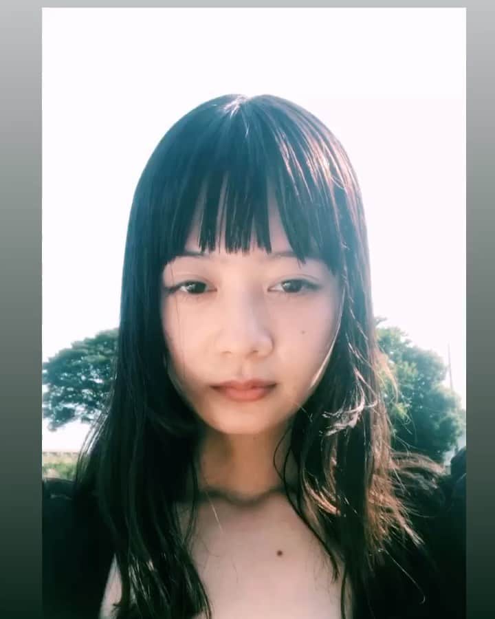 空美のインスタグラム：「夏だよね？梅雨は？ 一生衣替えが終わらないのは、なぜ？ iPhoneはいつ変えるのが正解なの？ 🕊🕊🕊🕊」