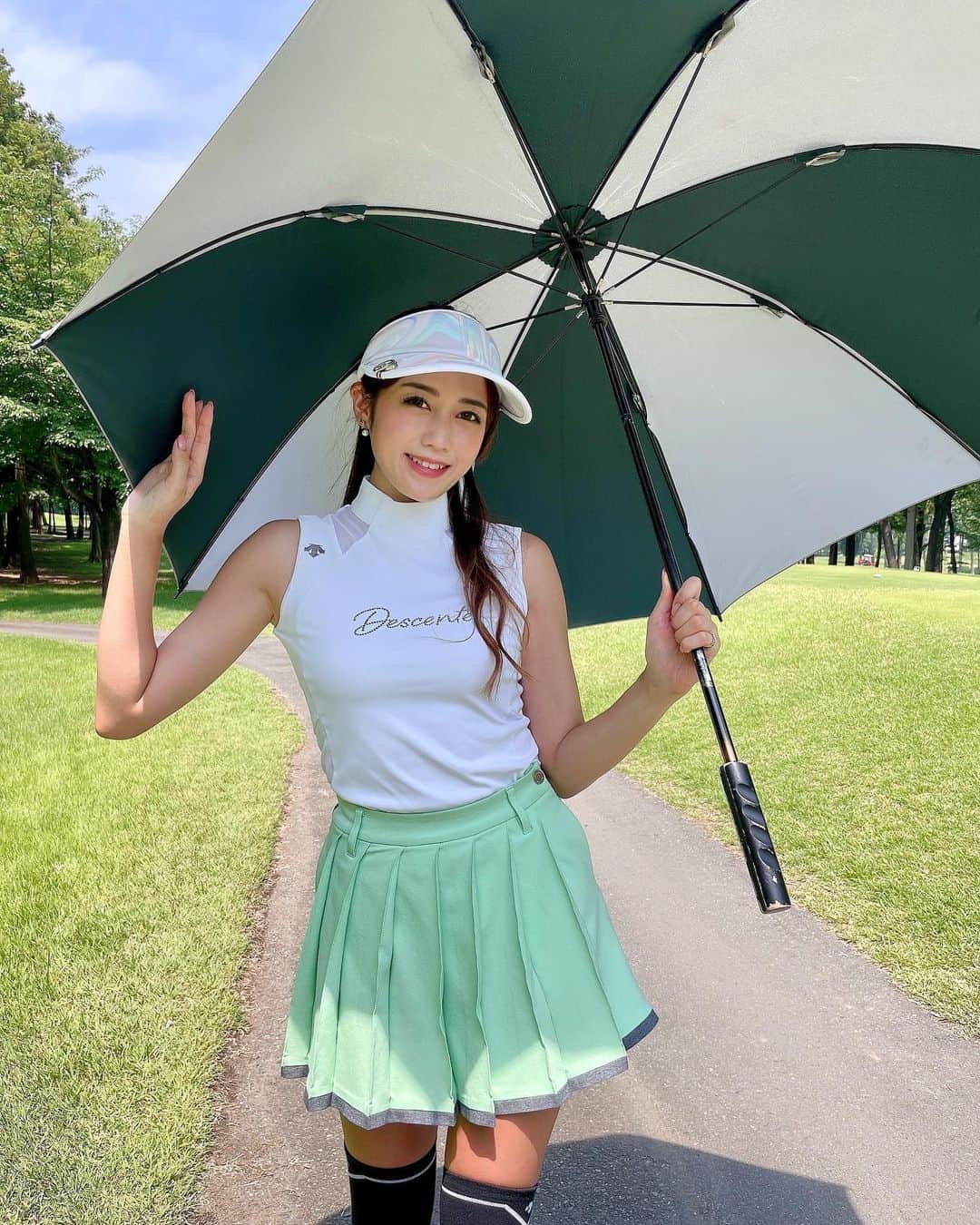 ISHIIYUKIKOさんのインスタグラム写真 - (ISHIIYUKIKOInstagram)「暑くなってきたから傘必須だね🌼  写真撮る時以外は基本的にフェイスカバーとアームカバーは必ずしてますっ🤓  安定のデサントコーデ💓 @descentegolf   ノースリもプリーツも可愛い🥰  #ゴルフ #ゴルフ女子 #golf #golfgirls  #골프 #골프스타그램  #高尔夫 #golfswing #デサント #デサントゴルフ #韓国スタイル #韓国コーデ  #ゴルフコーディネート #ゴルフウェア」6月9日 18時35分 - ishii_yukiko