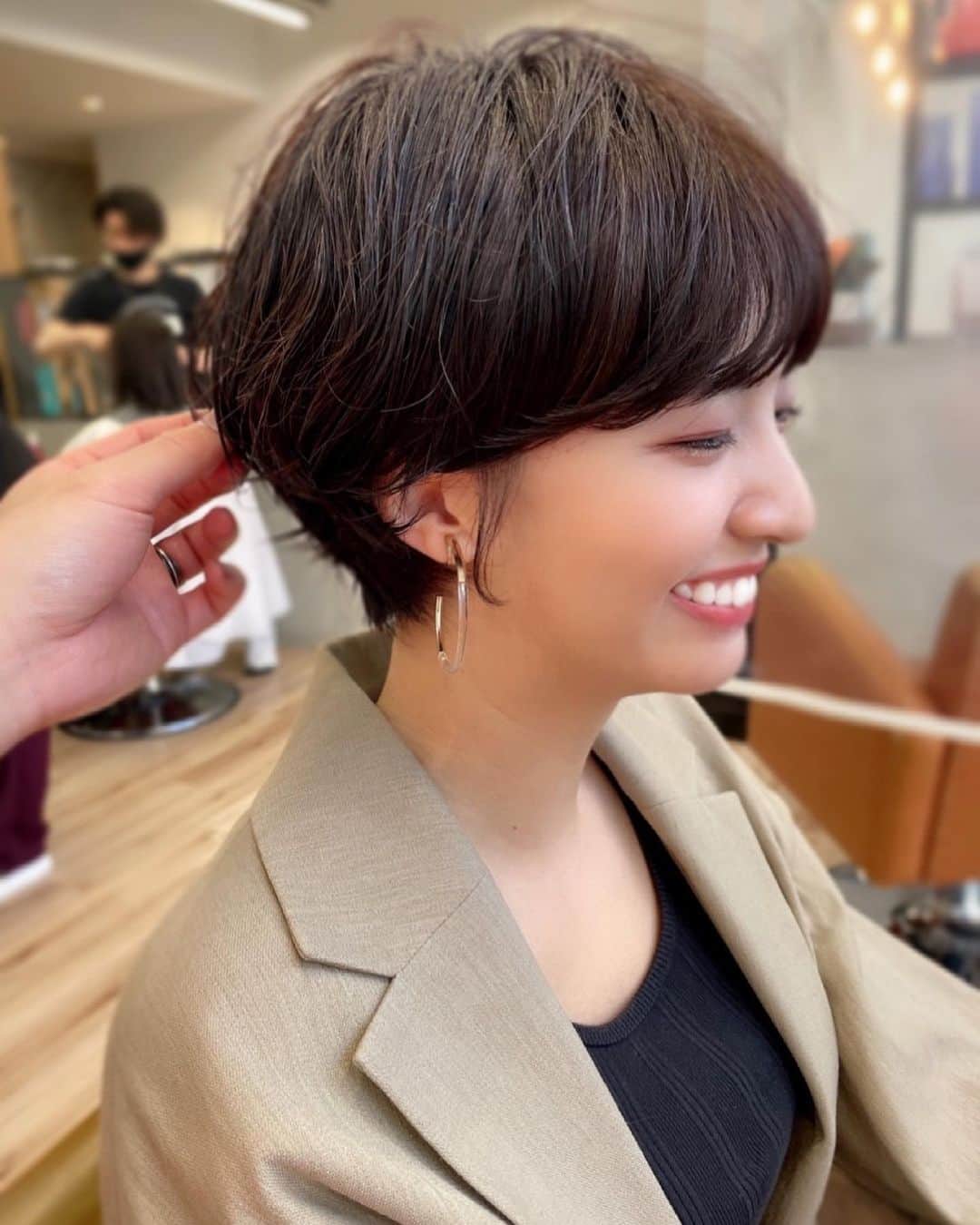 水谷彩咲のインスタグラム：「.﻿ ﻿ お仕事の都合で暗めの髪色に﻿ 今回はパーマもかけちゃいました﻿ ﻿ 夏っぽさ出た❤︎﻿ ﻿ ﻿ 吉田さん( @yoshi__sand )いつもありがとうございます！﻿ ﻿ ﻿ ﻿ #ショートカット #ショート #ショートパーマ﻿ #ショート女子 #shorthair #暗髪」