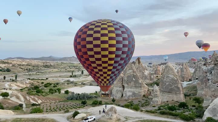 荒尾茉紀のインスタグラム：「旅の思い出🎈Good memory🎈また行きたいなぁ🎈  #cappadocia #turkey #baloons #トルコ #カッパドキア #気球 #カッパドキアの熱気球 #旅の思い出」