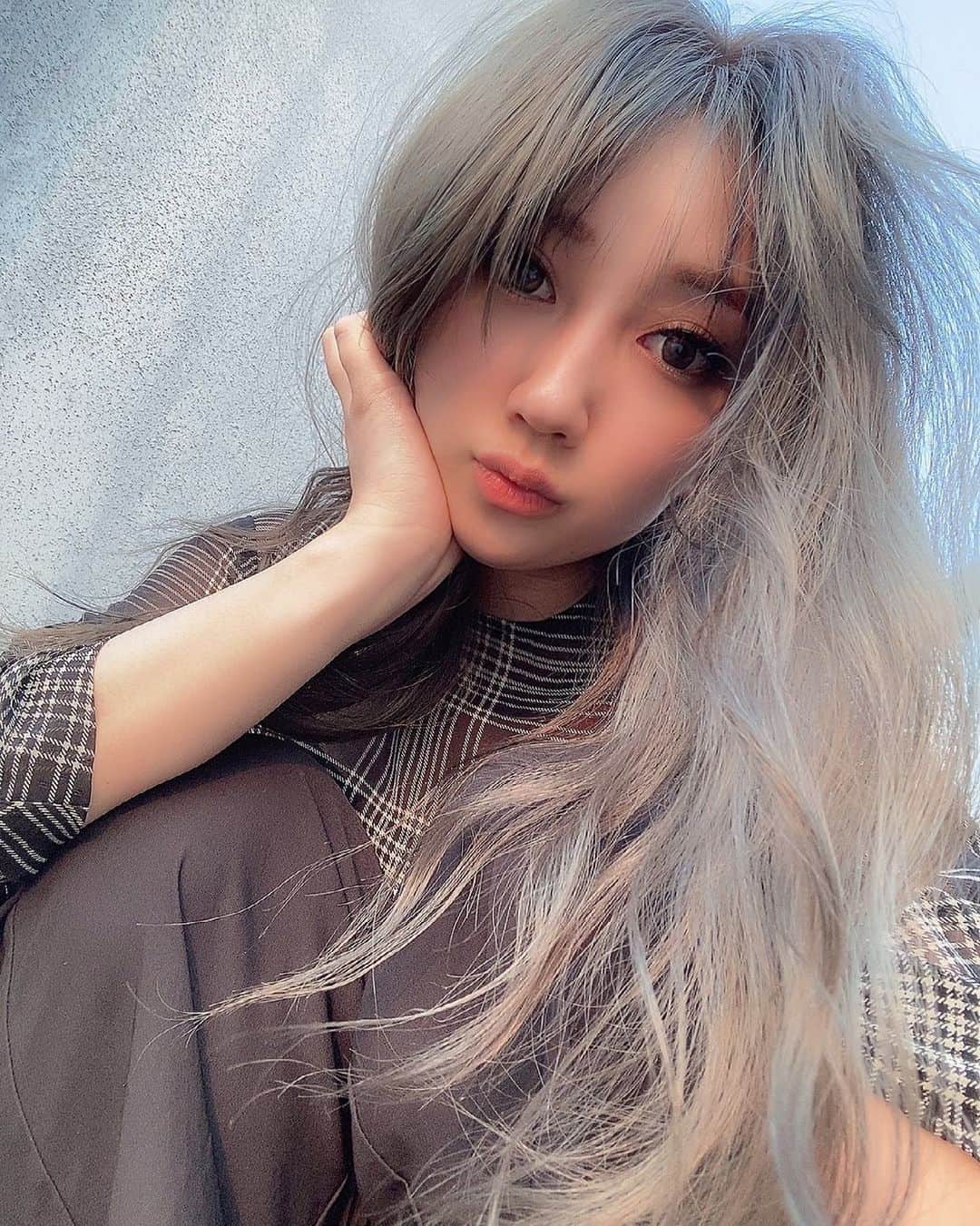 YUMIKAのインスタグラム：「ブルー✖️ミルクティー色の髪に なりましてね💇‍♀️💙 メイクが濃いとギャル度マシマシになるので 引き算するようになってカラコンも 色々試すけど裸眼が元からデカい風に盛るには ピュアバリアってヤツが凄く良くて最近はもっぱらそれです🤩✨ 厳しい学校でもバレずに盛れそう🤔 #カラコン #引き算 #メイク #更新中 #良いの見つけたら報告するね #candymagic #キャンマジ #ヘアカラー #ブルーヘアー #hair #blue」