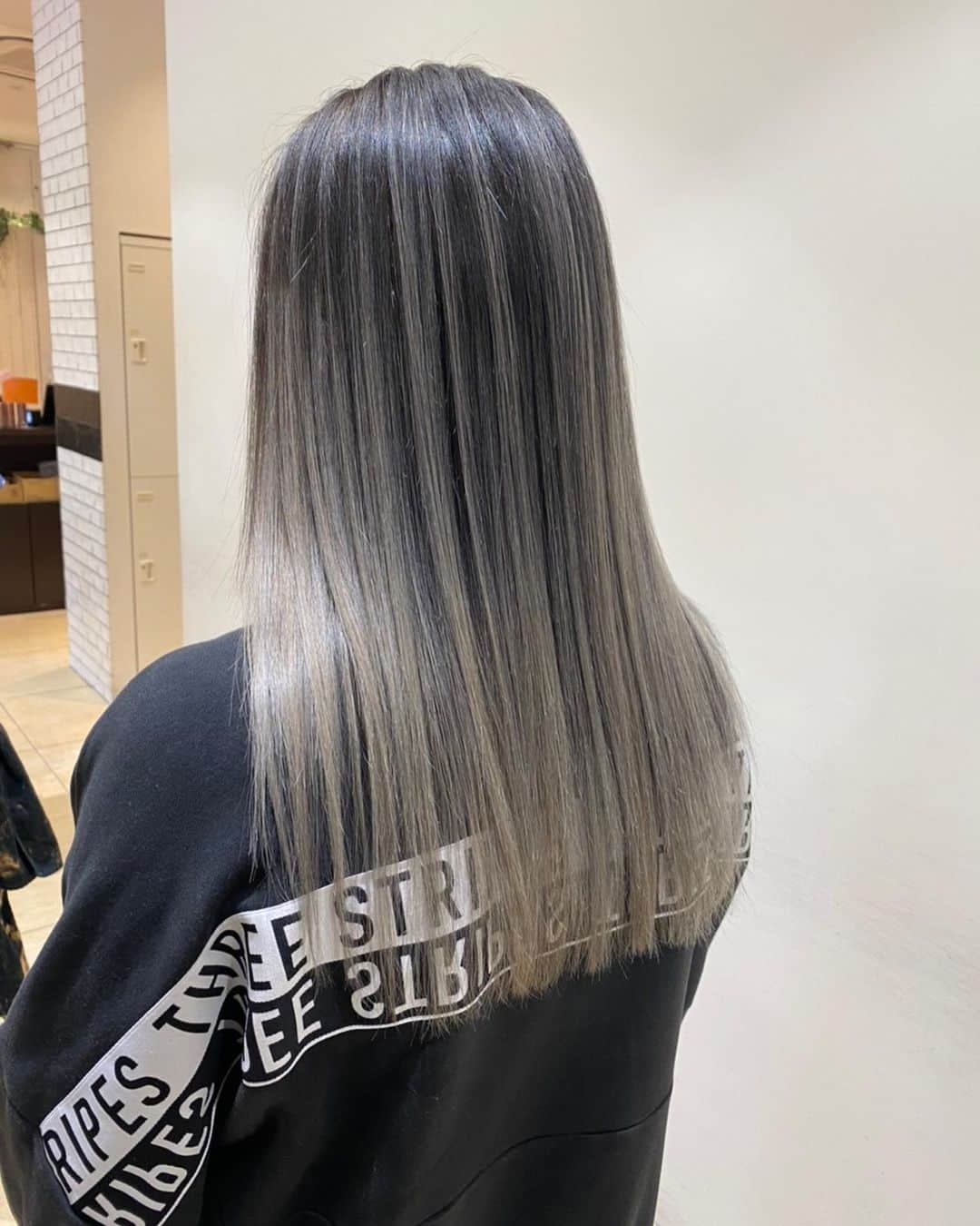 HAIRのインスタグラム：「「デザイン性溢れるカラーのスペシャリスト💪😎」 HAIR掲載スタイリスト：川原悠司  （  @yuji_kawahara ） . -----------------------------------------------------------  Follow me👉🏽 @hair.cm  HAIR webサイトは「HAIR（ヘアー）」で検索！✨  -----------------------------------------------------------  HAIRは、お客様の『なりたいを叶えるスタイリスト』が集まるサイトです。  日々スタイリストの方々の素敵なヘアスタイルを掲載しています。  投稿スナップ数約40万の中から、気に入ったスタイルを見つけませんか？  HAIRを通じてサロンに予約もできますよ！💕  ----------------------------------------------------------- . . #ロング#ロングヘア#ボブ#ボブヘア#バレイヤージュ#バレイヤージュカラー#大人バレイヤージュ#バレイヤージュグラデーション#ハイライト#ハイライトカラー#ハイトーン#ケアブリーチ#心斎橋カラー#ヘアカラー#ブリーチ#グレージュ#グレーアッシュ#ホワイトアッシュ#ヘアスタイル #髮型 #髮型屋 #髮型設計 #发型 #短髮 #日系髮型 #女生髮型 #女生短髮 #염색 #헤어」