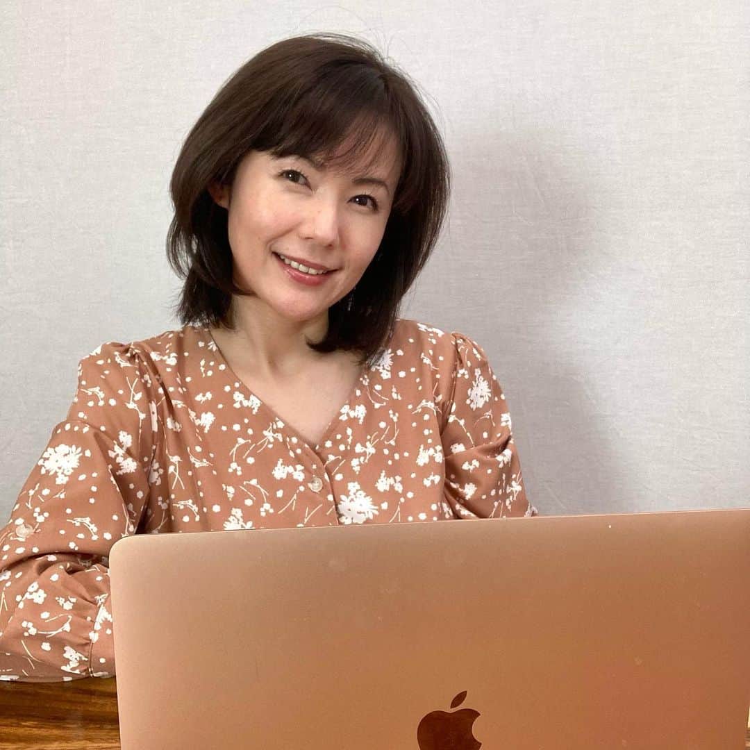 のインスタグラム：「オンラインで講演でした。 『ストレスと幸せホルモン』ということで、某労働組合の皆様にストレスコントロールのお話。  ストレス、厄介だよね。 ガミを噛むとセロトニン（幸せホルモン）が出てきます。 ちょっとイライラしちゃうときは、ガムを噛んでみてね。  #オンライン  #講演  #ストレス #幸せホルモン  #六車奈々  #ワーママ  #働くママ   #japan #japanese #japanesebeauty #stress #happy」