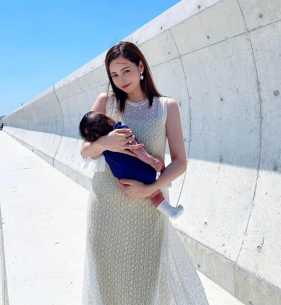 得あゆさんのインスタグラム写真 - (得あゆInstagram)「夏にぴったりのこのワンピース☀️ レースの重ね着になってて可愛すぎ❤️‍🔥 カジュアルすぎずセクシーすぎず🤍 @mercuryduo_com のです🤍 (眩しすぎてほぼ目が空いてません。笑)  earring : @areem.accessory Baby : @tokuayubaby  あ、みんなに教えてもらった日焼け止め 3種類くらい厳選して買ったわ。 ありがとう😍笑 ・ ・ ・ ・ ・ ・ ・ ・ ・ ・ ・ ・ ・ ・ ・ ・ ・ ・ #海#日焼け止め#美肌#美白#ワンピ#ワンピース#ノースリーブ#mercuryduo#イヤリング#アクセサリー#夏服#夏コーデ#大人可愛い#ママコーデ#ママファッション#子育てママ#男の子ママ#男の子ベビー#赤ちゃんのいる生活#赤ちゃんのいる暮らし#お散歩#芦屋#芦屋浜#育児日記#インスタ映え#大人カジュアル#sneakers#japanesegirl#ママコーディネート#赤ちゃんコーデ」6月9日 19時14分 - tokuayu819