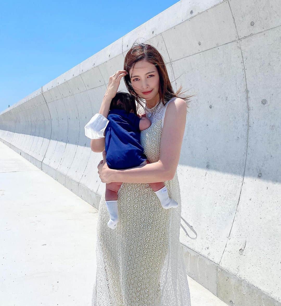 のインスタグラム：「夏にぴったりのこのワンピース☀️ レースの重ね着になってて可愛すぎ❤️‍🔥 カジュアルすぎずセクシーすぎず🤍 @mercuryduo_com のです🤍 (眩しすぎてほぼ目が空いてません。笑)  earring : @areem.accessory Baby : @tokuayubaby  あ、みんなに教えてもらった日焼け止め 3種類くらい厳選して買ったわ。 ありがとう😍笑 ・ ・ ・ ・ ・ ・ ・ ・ ・ ・ ・ ・ ・ ・ ・ ・ ・ ・ #海#日焼け止め#美肌#美白#ワンピ#ワンピース#ノースリーブ#mercuryduo#イヤリング#アクセサリー#夏服#夏コーデ#大人可愛い#ママコーデ#ママファッション#子育てママ#男の子ママ#男の子ベビー#赤ちゃんのいる生活#赤ちゃんのいる暮らし#お散歩#芦屋#芦屋浜#育児日記#インスタ映え#大人カジュアル#sneakers#japanesegirl#ママコーディネート#赤ちゃんコーデ」