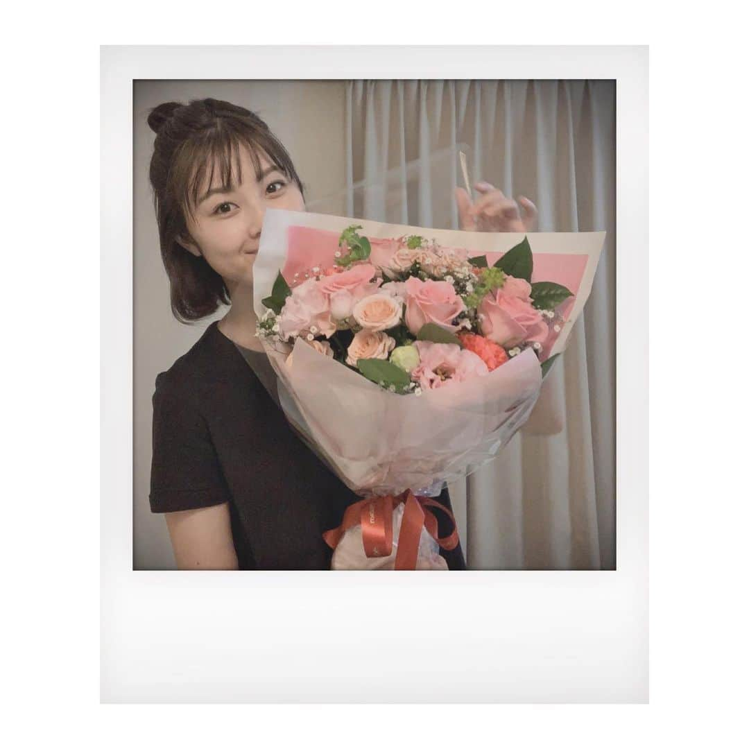 豊泉志織さんのインスタグラム写真 - (豊泉志織Instagram)「撮影で頂いた可愛いお花💐」6月9日 19時21分 - shiori_toyoizumi