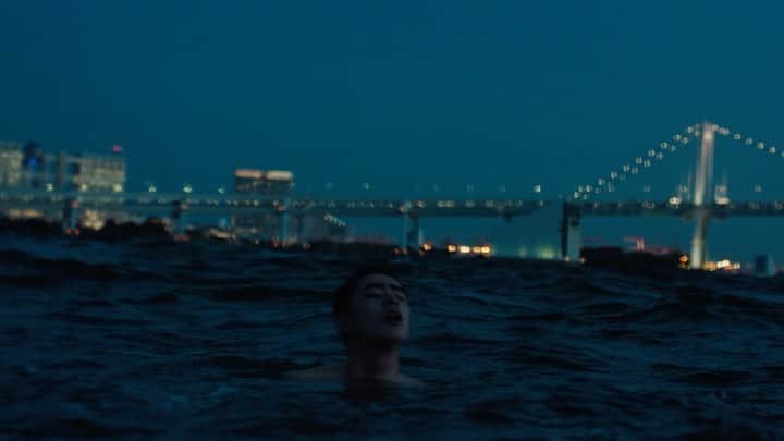 山田智和のインスタグラム：「この海に居たい call on me anytime  @sakanaction_jp  @keigo__okazaki  #ナイロンの糸 #サカナクション   Directed by Tomokazu Yamada Cam @keisuke0921」