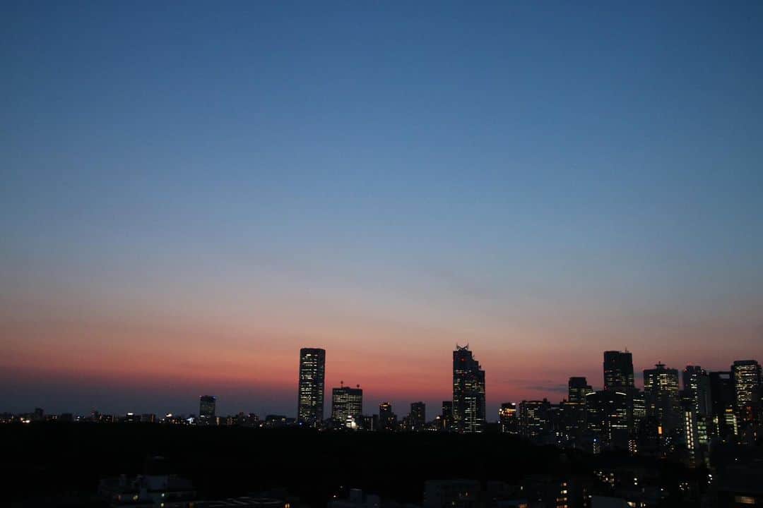 坂元美香さんのインスタグラム写真 - (坂元美香Instagram)「today's sunset 2021/06/09 19:25  日没までに帰宅が間に合わず。。。 あぁ今日も綺麗だったんでしょうね…という色。 いい色だなぁ😌  #sunsetphotobymikasakamoto  #sunset #夕陽 #夕日 #夕焼け #tokyosky #やっぱり空が好き #イマソラ  #CanonEOSKiss8」6月9日 19時27分 - mika_saka