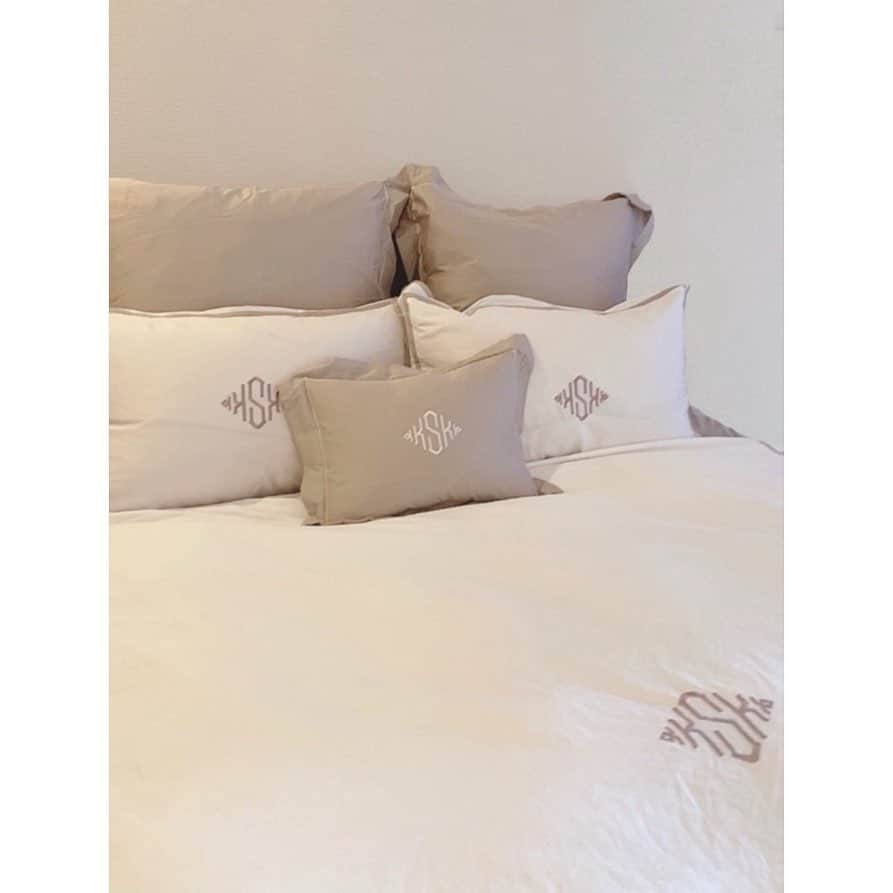 宮田聡子のインスタグラム：「遂に遂に届いたホテルライクインテリア＠hotellikeinterior  の寝具(´•ω•̥`) ‼︎✨ 刺繍の色まで指定してオーダーできるのがすごく楽しかった‥ おうちの雰囲気がガラッと素敵に変わりました🥺  #ホテルライクインテリア #PR」