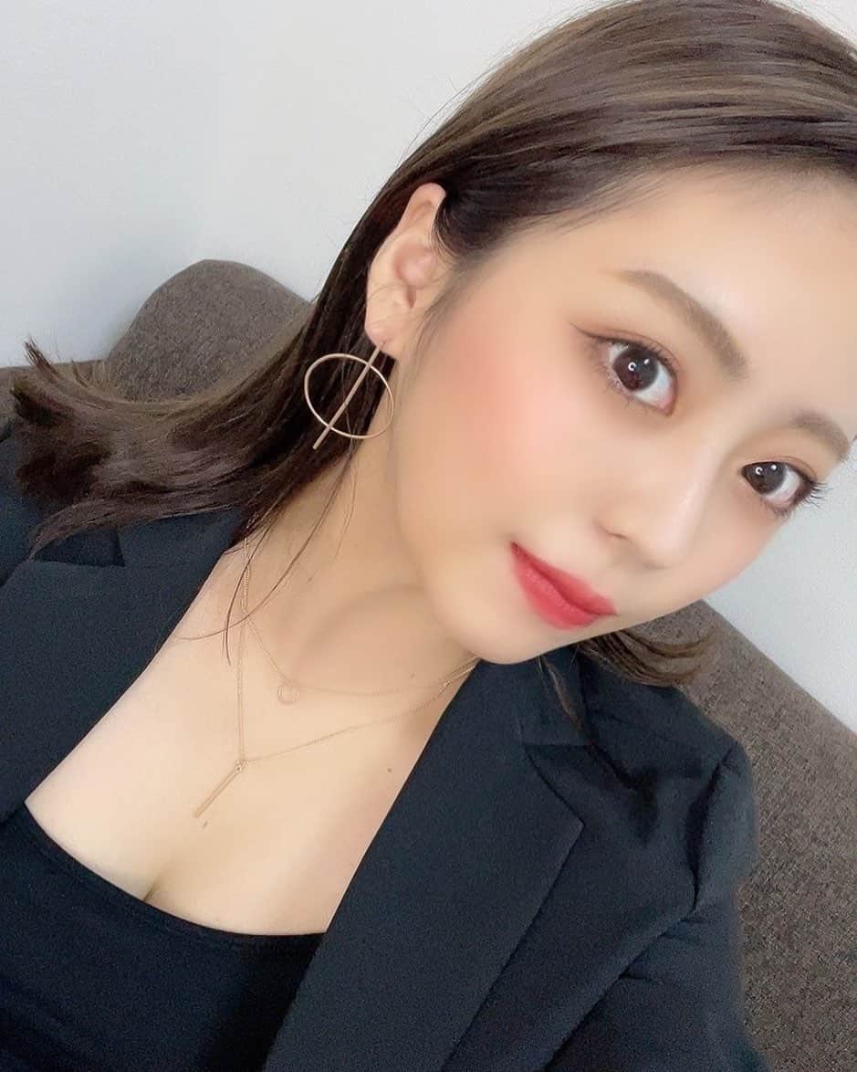 YUKINOのインスタグラム：「好評だったので調子こいて投稿にも🙊 ロングちょっと恋しい💇🏻‍♀️   #自撮り  #自撮り女子 #likeforlikealways #selfie #ヘアスタイル #hairstyle #hairchange #イメチェン #クール  #女子  #なりたい」